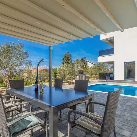 Lio Mit Pool Villa Linardići