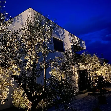 Lio Mit Pool * Linardići