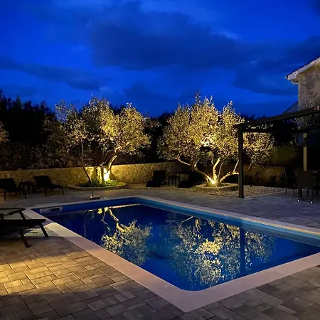 Lio Mit Pool Βίλα