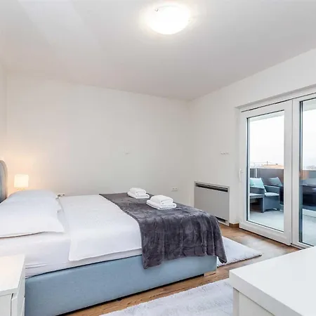 Lio Mit Pool * Linardici