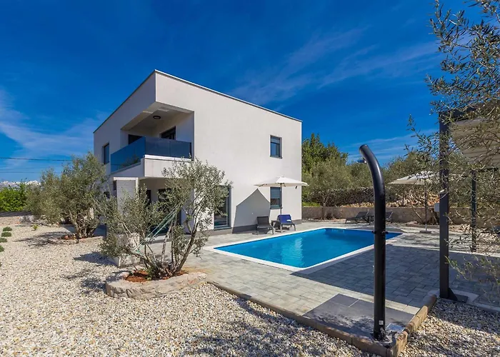 Lio Mit Pool Villa Linardici