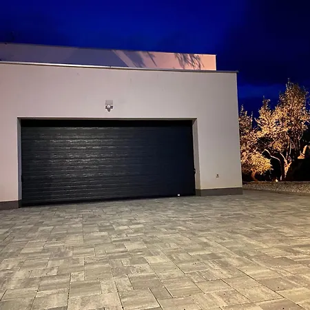 Lio Mit Pool Villa Linardići