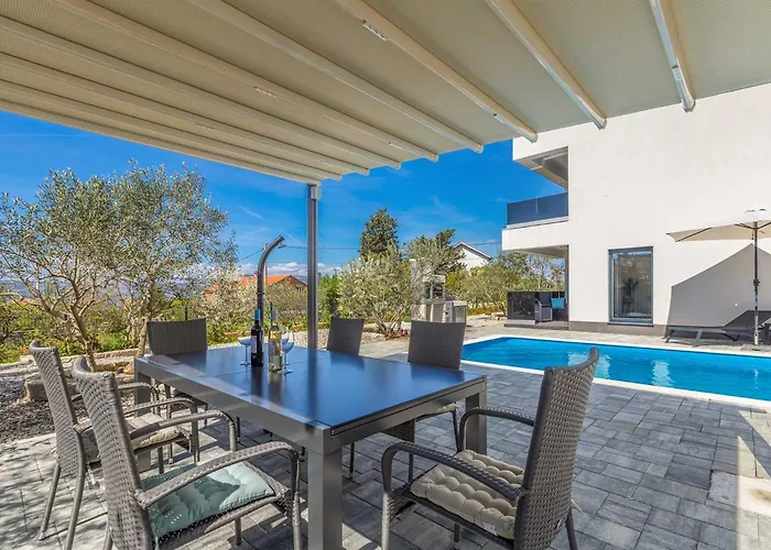 Lio Mit Pool Villa Linardići