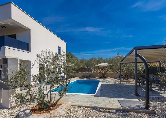 Lio Mit Pool * Linardići